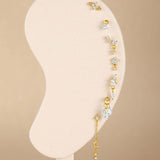 Lina – Golden earrings with delicate filigree curvature.