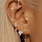 Lina – Golden earrings with delicate filigree curvature.