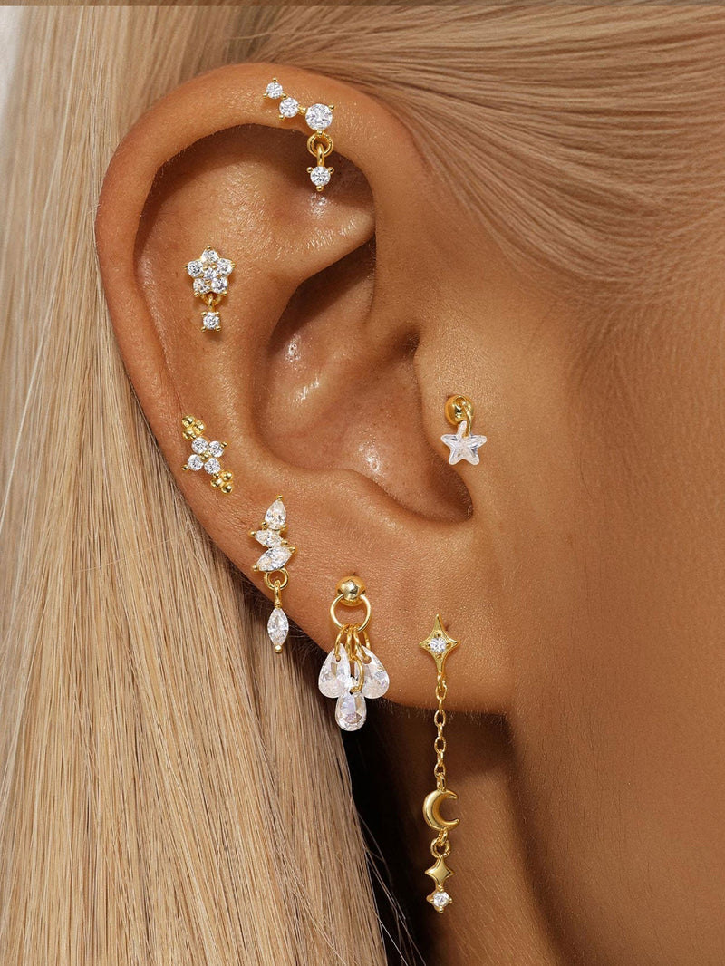 Lina – Golden earrings with delicate filigree curvature.