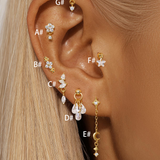 Lina – Golden earrings with delicate filigree curvature.