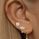Marina – Elegant gold earrings with a delicate movement.