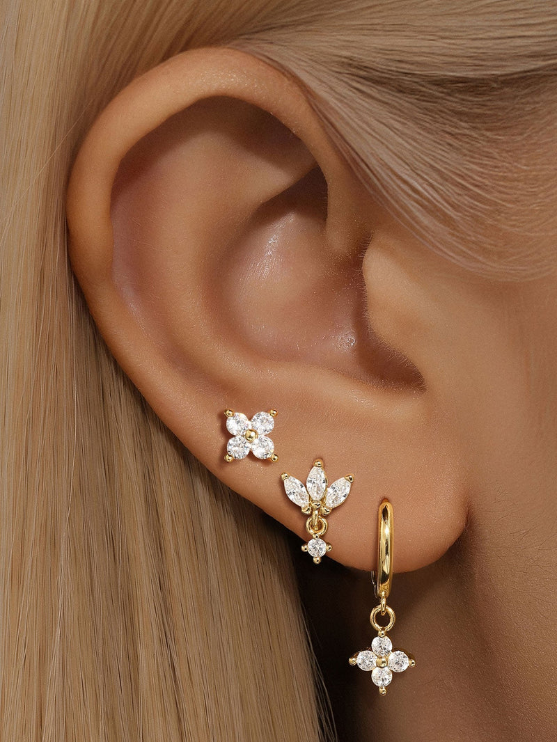 Marina – Elegant gold earrings with a delicate movement.