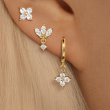 Marina – Elegant gold earrings with a delicate movement.