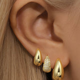 Rosalie – Elegant gold earrings with a curved design.