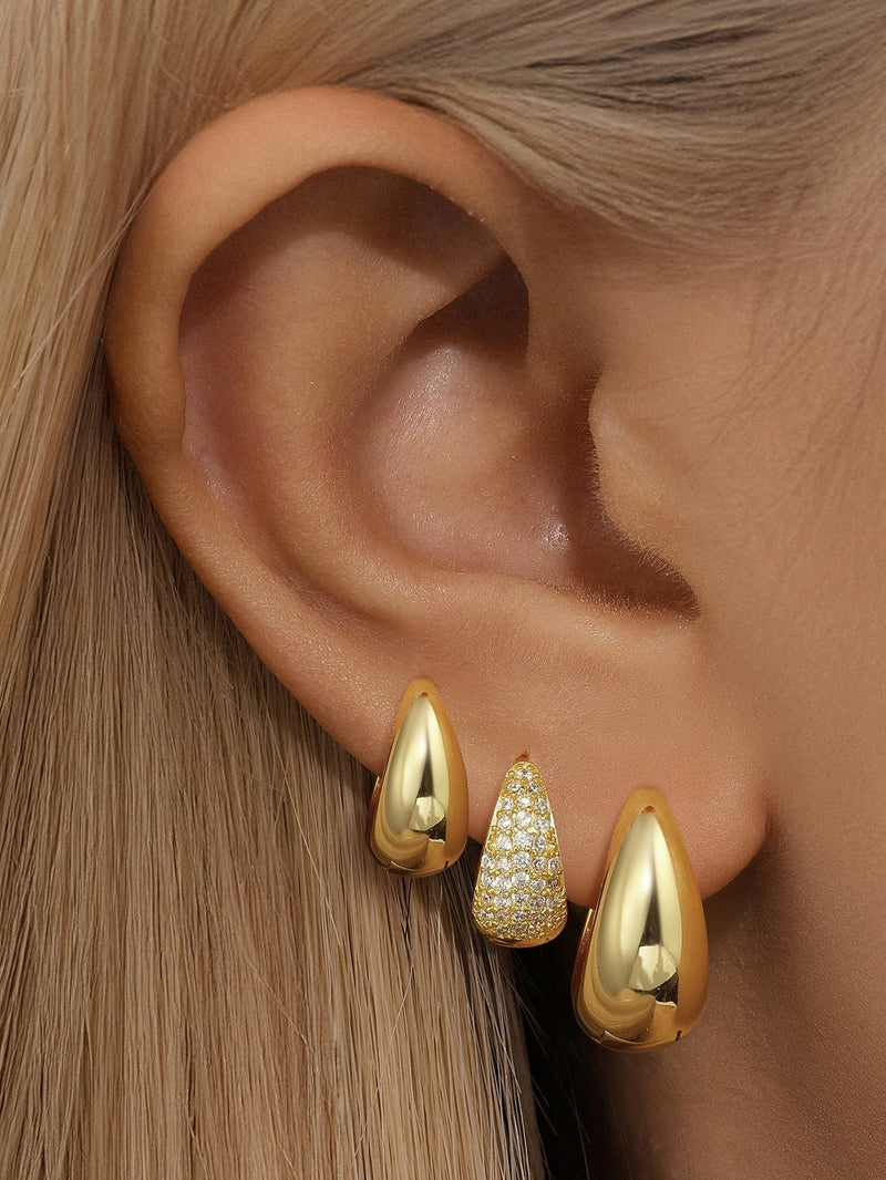 Rosalie – Elegant gold earrings with a curved design.