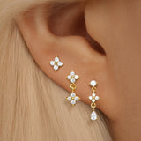 Anika – Gold earrings with elegant movement.
