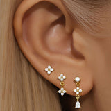 Anika – Gold earrings with elegant movement.