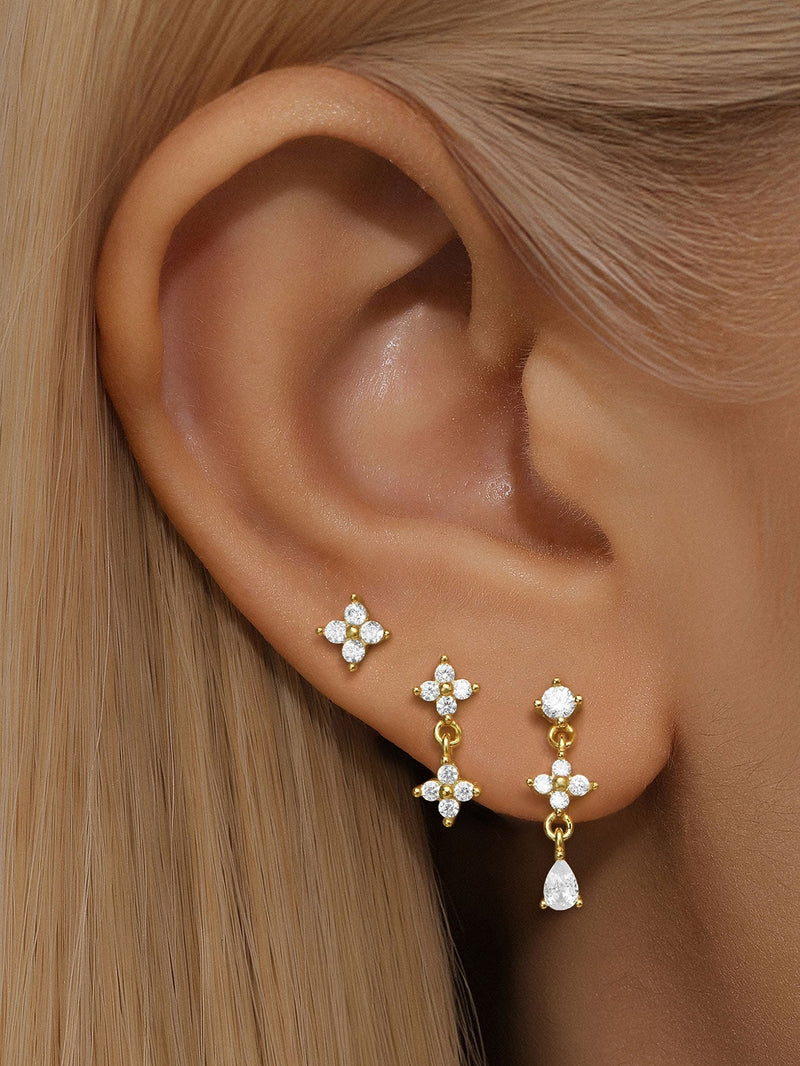 Anika – Gold earrings with elegant movement.