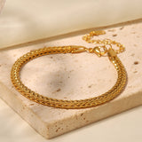 Kateřina – Elegant gold bracelet with minimalist design.