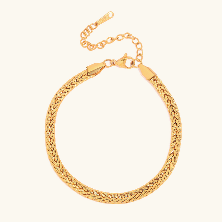 Kateřina – Elegant gold bracelet with minimalist design.