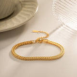 Kateřina – Elegant gold bracelet with minimalist design.