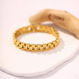 Amira – Gold bracelet with a robust link design.