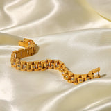 Amira – Gold bracelet with a robust link design.