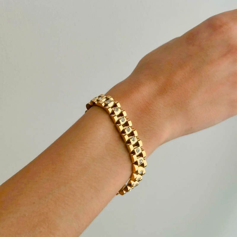 Amira – Gold bracelet with a robust link design.