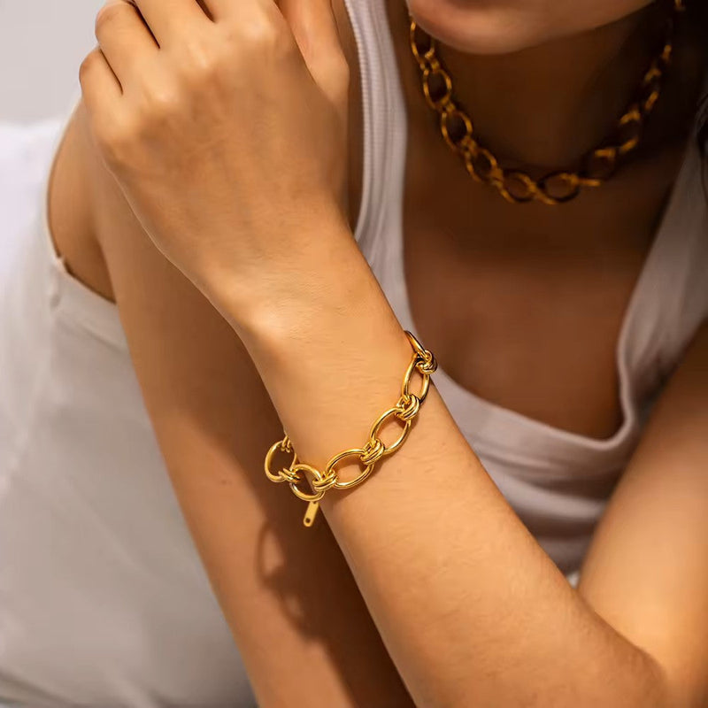 Johana – Elegant gold bracelet with charming details.