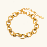 Johana – Elegant gold bracelet with charming details.