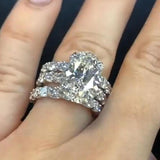 Greta – Silver ring adorned with diamonds.