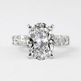 Greta – Silver ring adorned with diamonds.