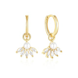 Clarissa – Gold earrings with an elegant square design.
