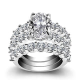 Greta – Silver ring adorned with diamonds.
