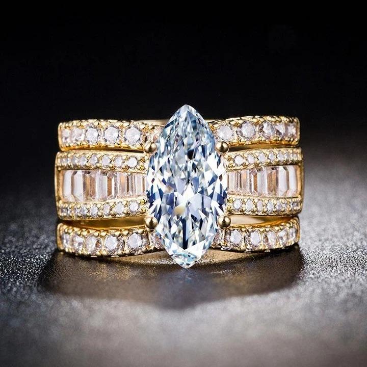 Veronika – Diamond ring with elegant gold details.