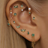 Sofie-Marie – Elegant gold earrings with a dynamic design.