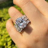 Greta – Silver ring adorned with diamonds.