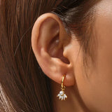 Clarissa – Gold earrings with an elegant square design.