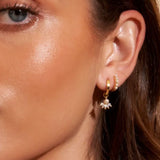 Clarissa – Gold earrings with an elegant square design.