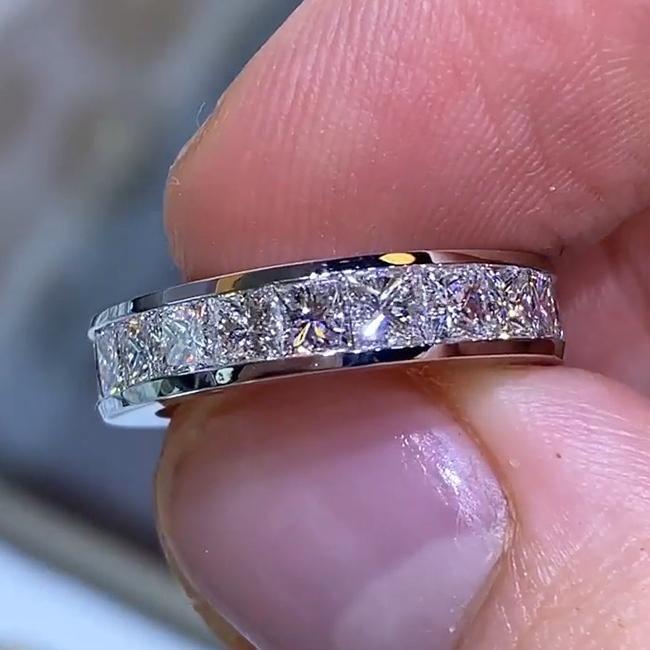 Maren – Slim silver ring with diamonds.