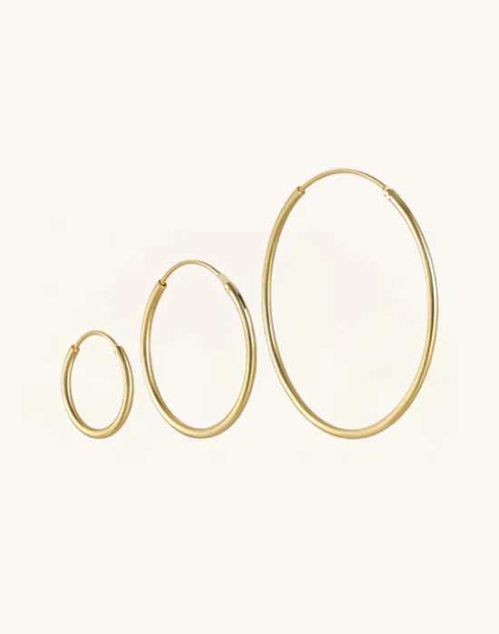 Sabina – Gold earrings with a brilliant design.