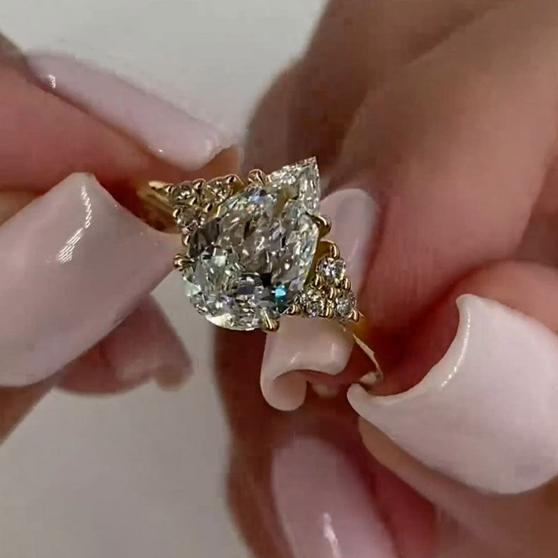 Clarissa – Gold ring with diamond in drop cut.