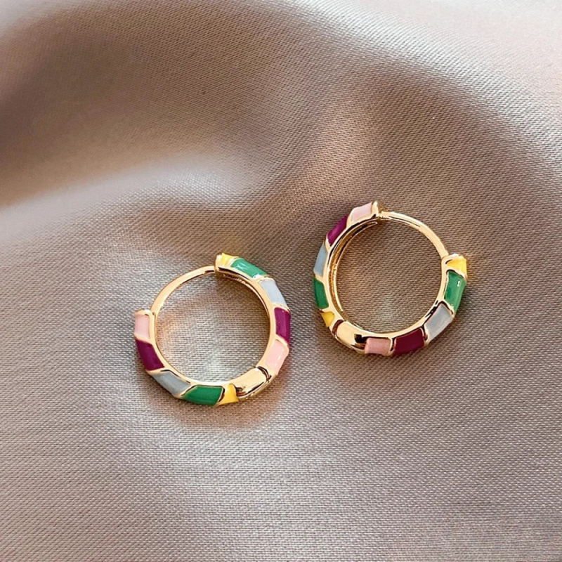 Helga-Marie – Short gold dangling earrings