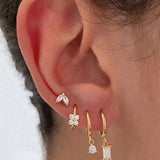 Melanie – Fine gold earrings with a delicate texture.