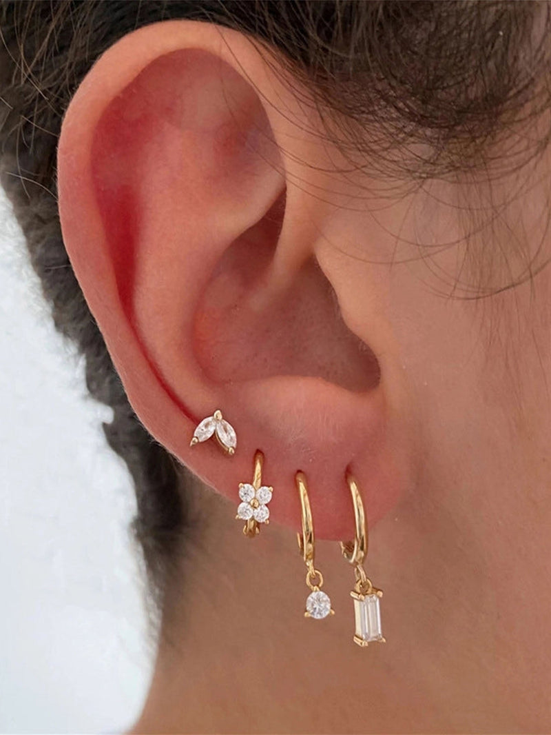 Melanie – Fine gold earrings with a delicate texture.