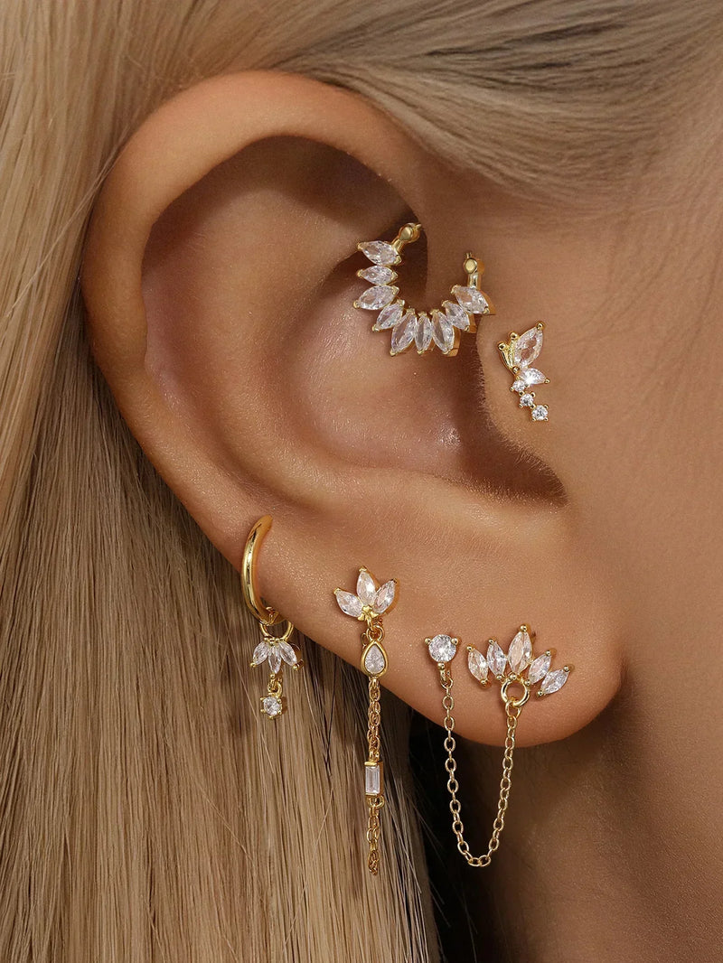 Daniela – Delicate gold earrings with a fluid design.