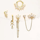Daniela – Delicate gold earrings with a fluid design.