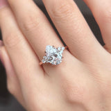 Clarissa – Gold ring with diamond in drop cut.