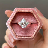 Clarissa – Gold ring with diamond in drop cut.