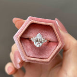 Clarissa – Gold ring with diamond in drop cut.