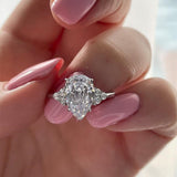 Clarissa – Gold ring with diamond in drop cut.