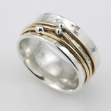 Marlene – Wide ring with elegant hammered finish and golden details