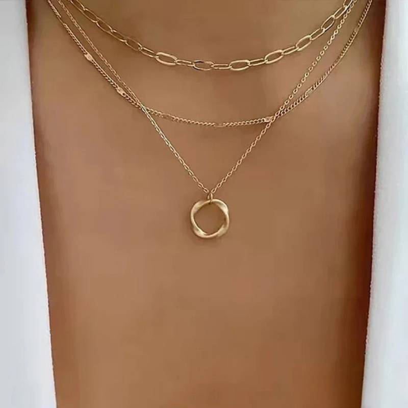 Beata – Gold necklace with delicate stone decorations