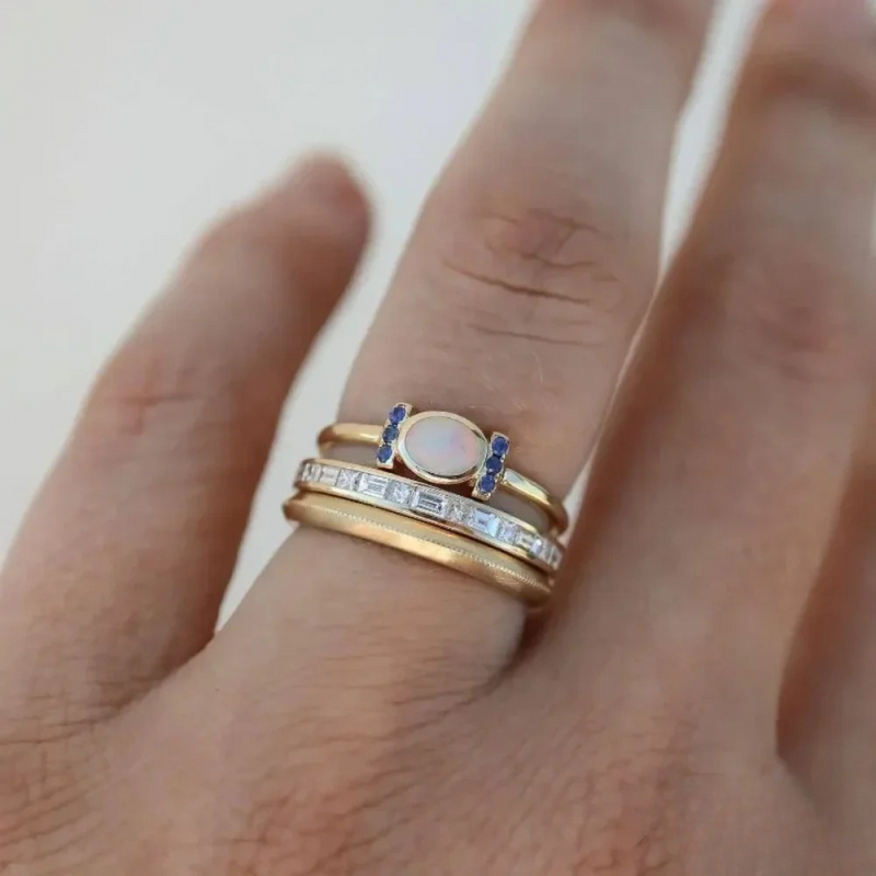 Tereza – Elegant gold ring with a radiant opal and transparent details.