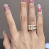 Veronika – Diamond ring with elegant gold details.