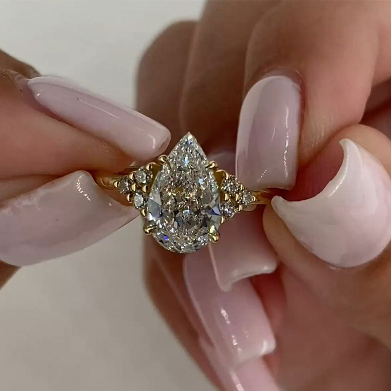 Clarissa – Gold ring with diamond in drop cut.