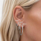 Sabina – Gold earrings with a brilliant design.