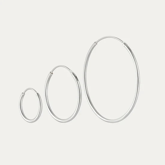Sabina – Gold earrings with a brilliant design.
