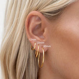 Sabina – Gold earrings with a brilliant design.