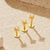 Kateřina – Gold earrings with an elegant curve.